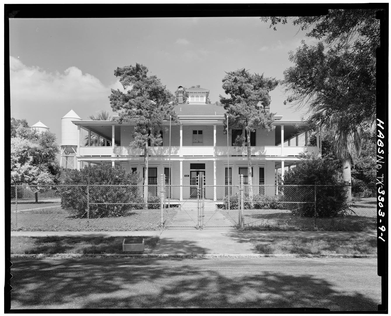 Historic American Buildings Survey photograph of the Commanding Officer's Quarters at Fort Sam Houston in San Antonio, Texas, showing the southeast front of the 1880s officers' residence on Staff Post.