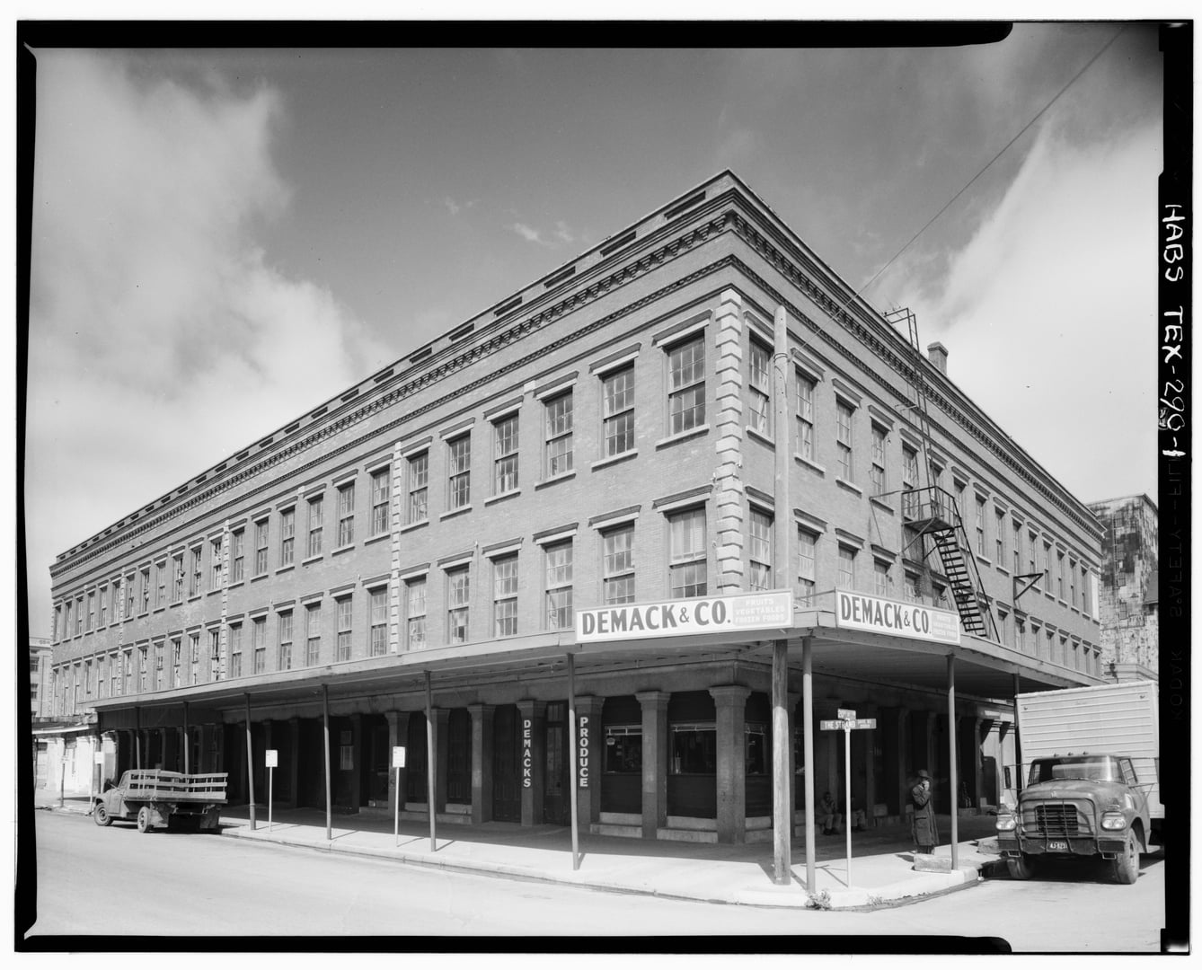 Principal south and east facades of the Hendley Building at 2000–2016 Strand, Galveston, Texas — HABS survey photograph