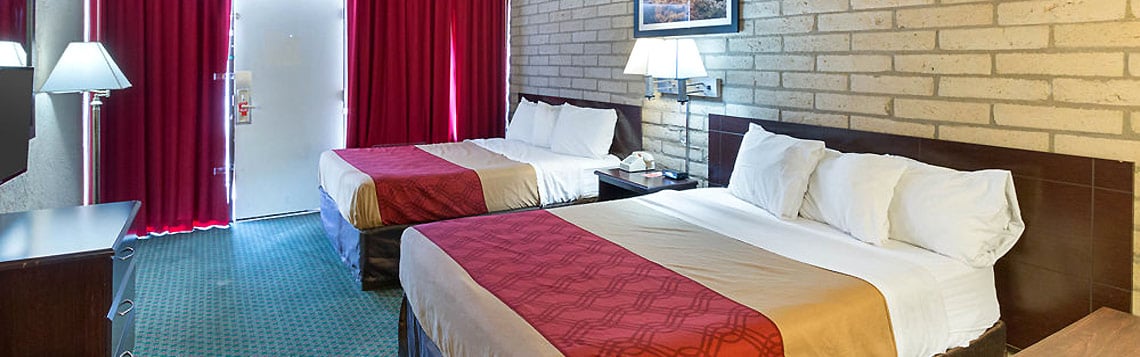 The former Howard Johnson Inn, now Econo Lodge, at 415 W Beauregard Avenue in San Angelo, Texas