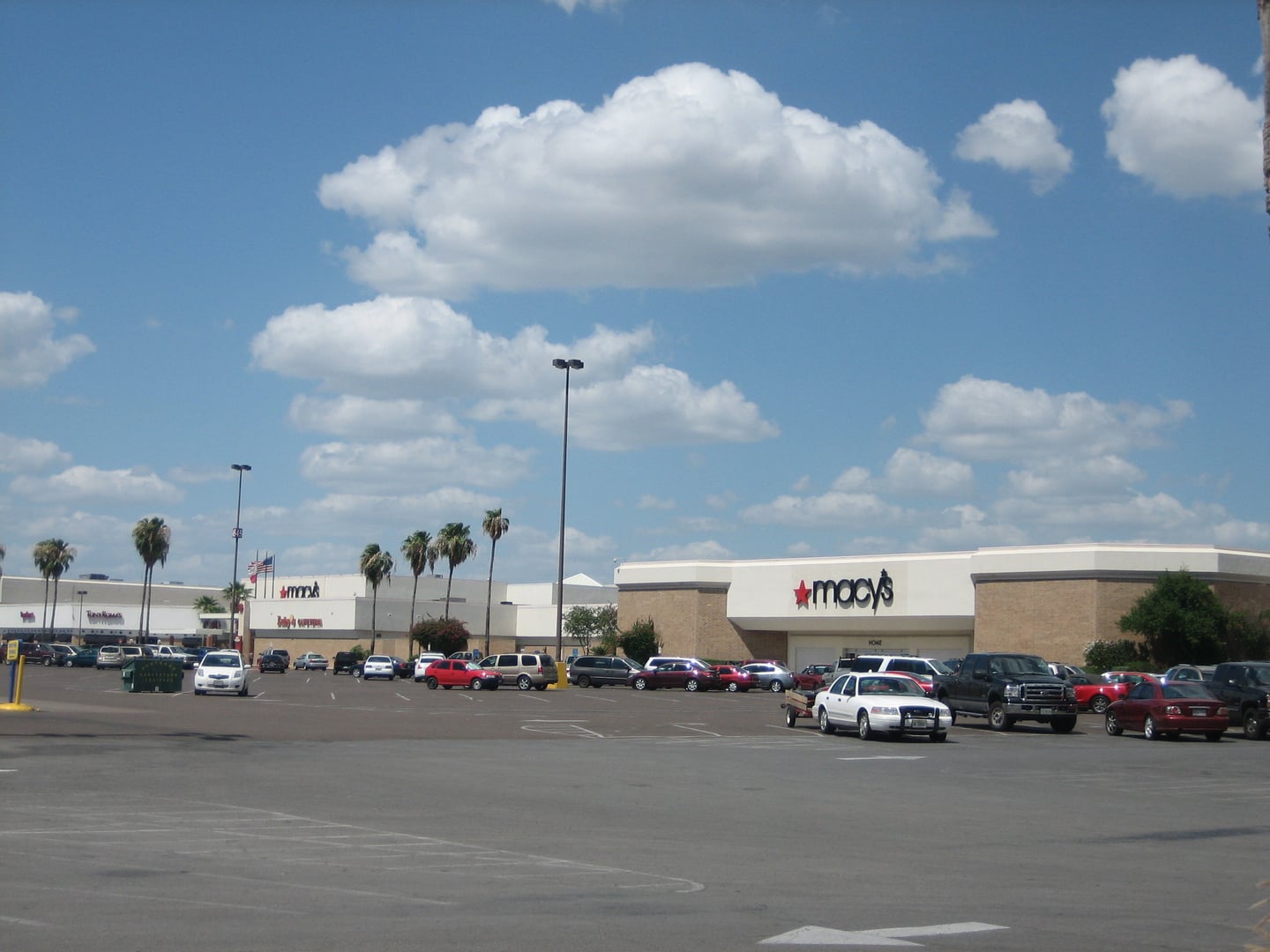Daytime exterior view of Mall del Norte regional shopping center in Laredo, Texas, photographed in 2009 by Billy Hathorn