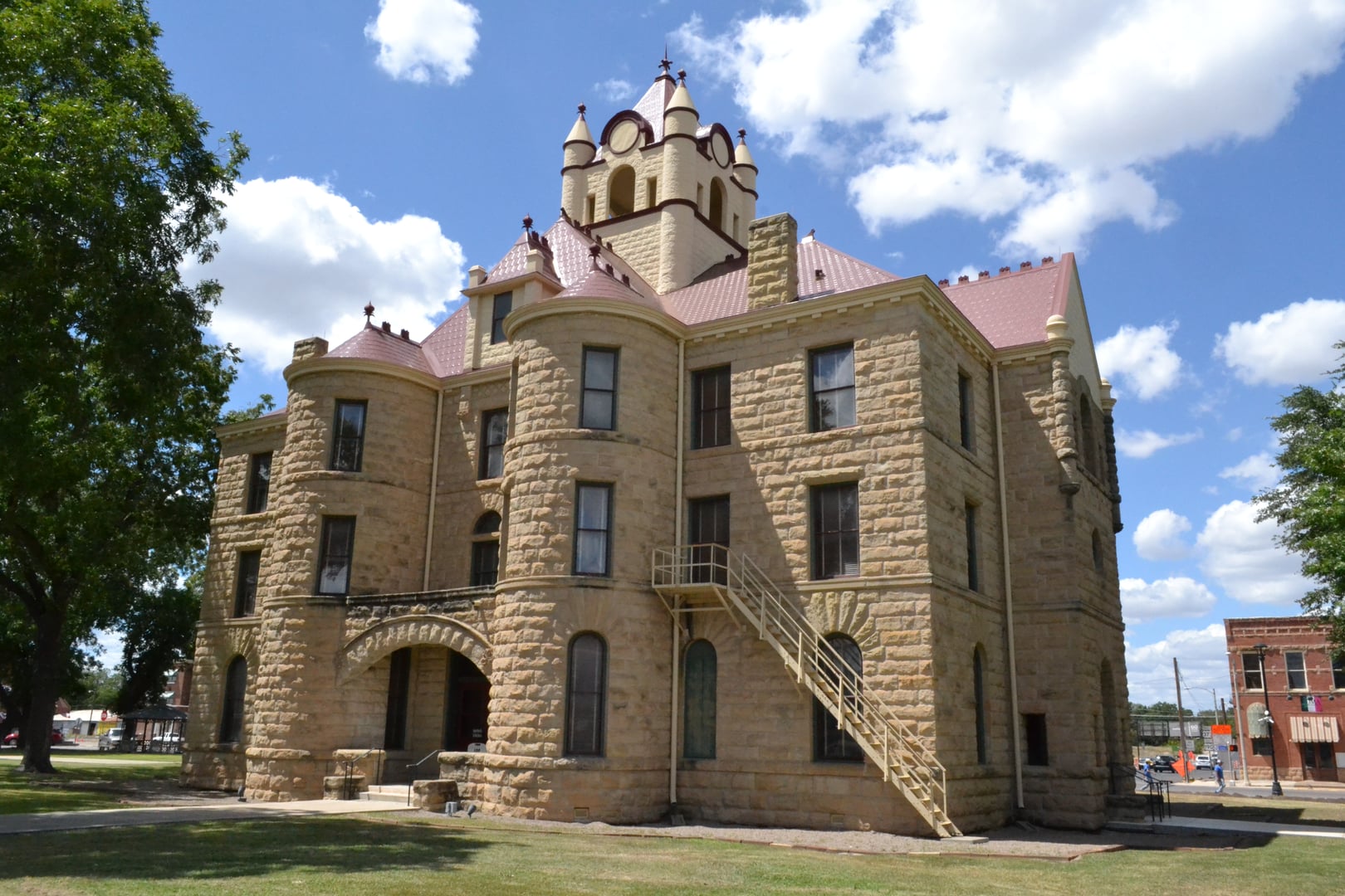 The McCulloch County Courthouse, a 1900 Romanesque Revival building in the courthouse square of Brady, Texas