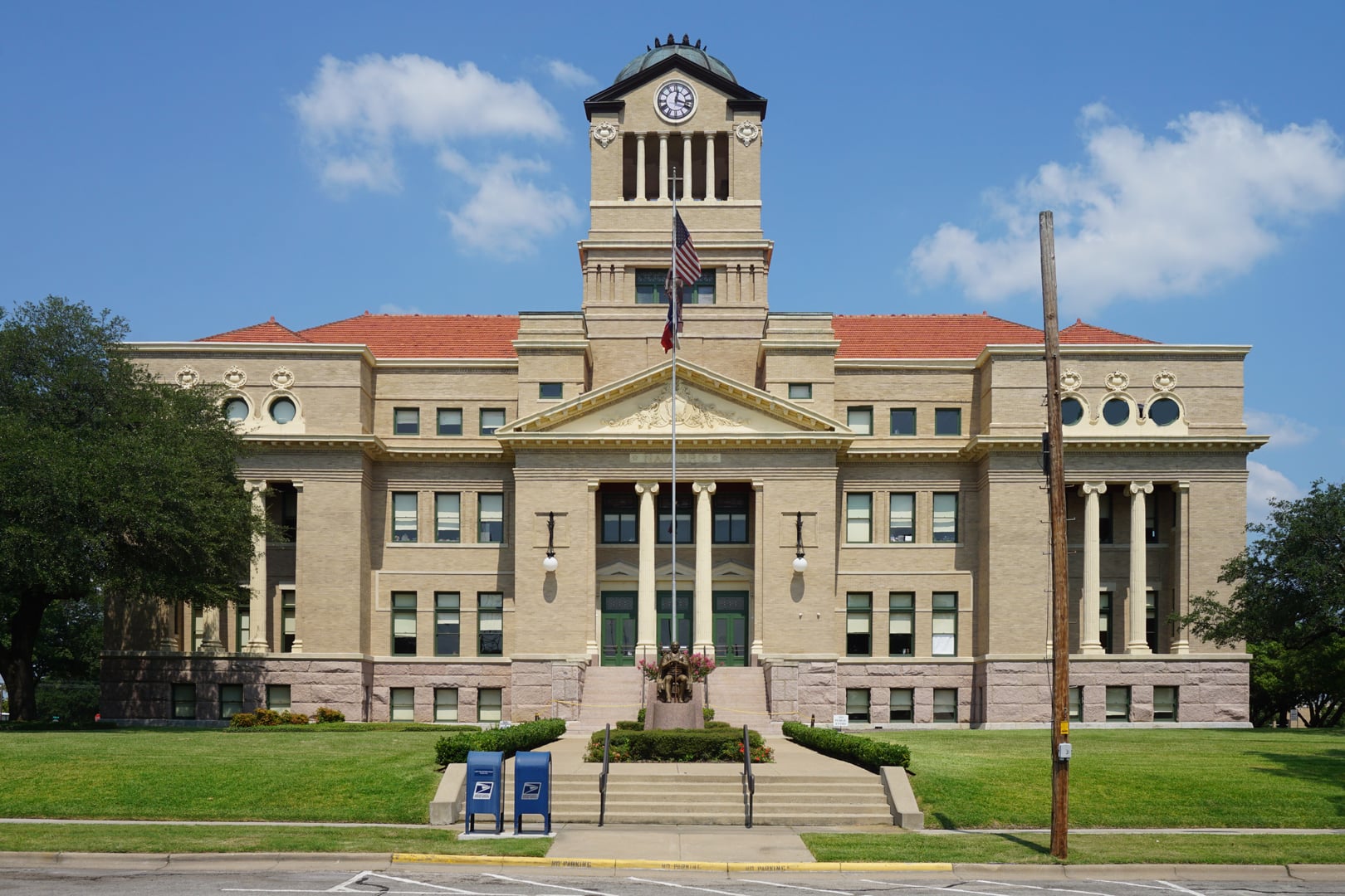 The Navarro County Courthouse, a 1905 Beaux-Arts limestone building at 300 W. 3rd Avenue in Corsicana, Texas