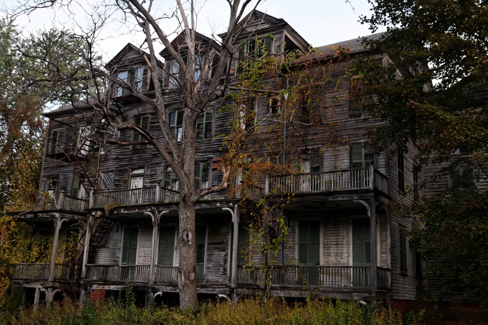 The closed Walloomsac Inn, a large weathered nineteenth-century inn on Monument Avenue in Old Bennington, Vermont