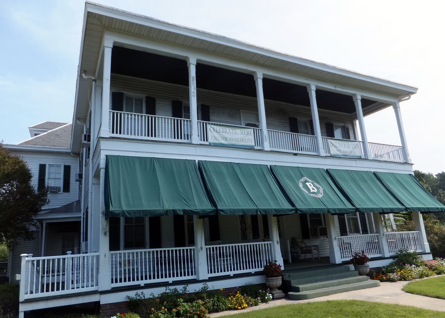 Colonial Revival exterior of the 1897 Simon Reid Curtis House, now the Historic Boxwood Inn at 10 Elmhurst Street, Newport News, Virginia.