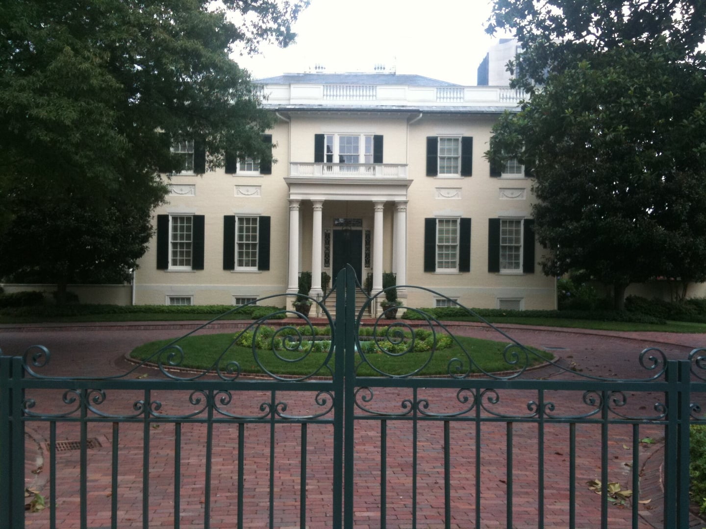 Exterior of the Virginia Executive Mansion at Capitol Square in Richmond, Virginia — the oldest continuously occupied U.S. governor's residence, built 1811–1813 in Federal style