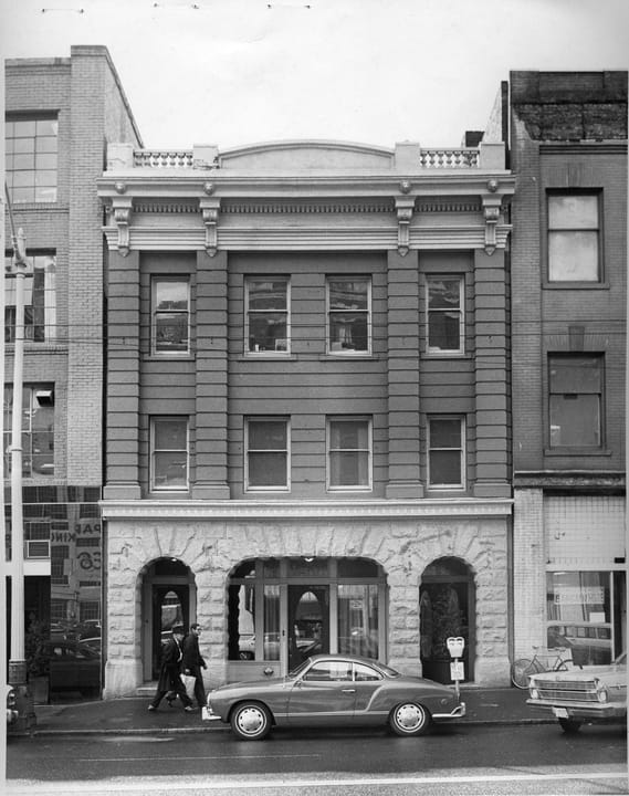 Exterior facade of the 1903 Butterworth Building at 1921 First Avenue, Seattle, Washington — Seattle's first purpose-built mortuary, now home to Kells Irish Pub