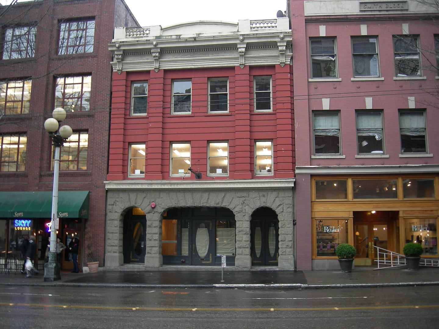 Exterior facade of the 1903 Butterworth Building at 1921 First Avenue, Seattle, Washington — Seattle's first purpose-built mortuary, now home to Kells Irish Pub