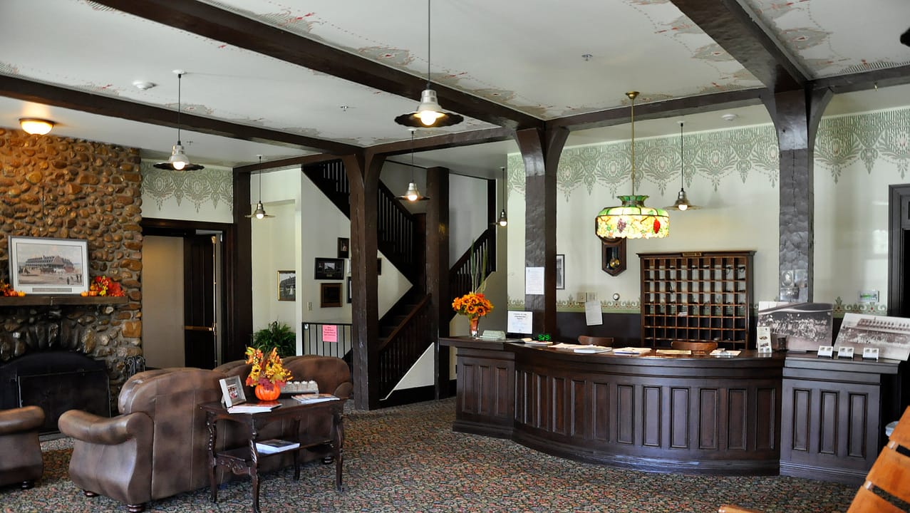 The lobby and front desk of the Sheridan Inn.